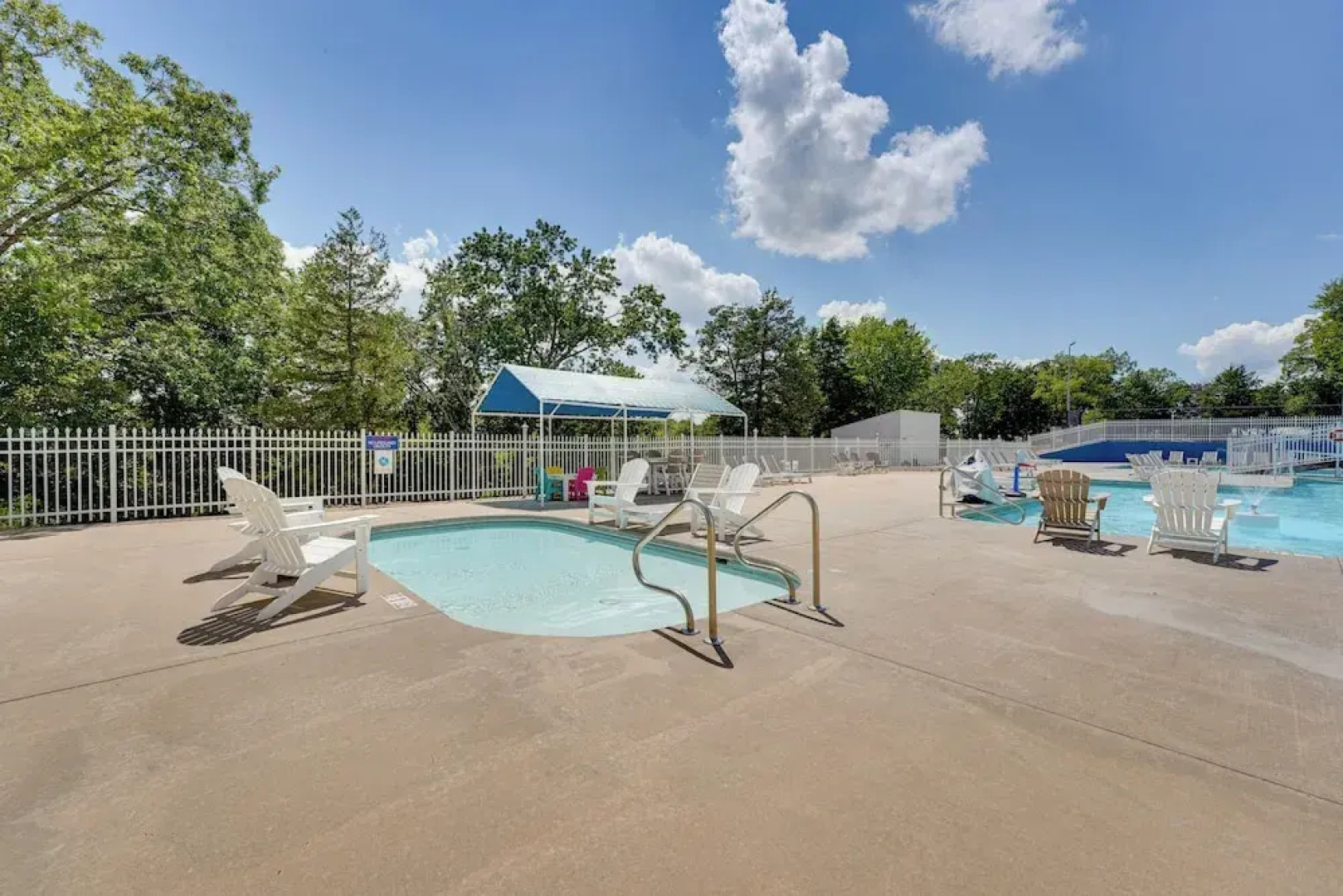 3 Mi to Table Rock Lake: Cozy Cabin in the Woods!