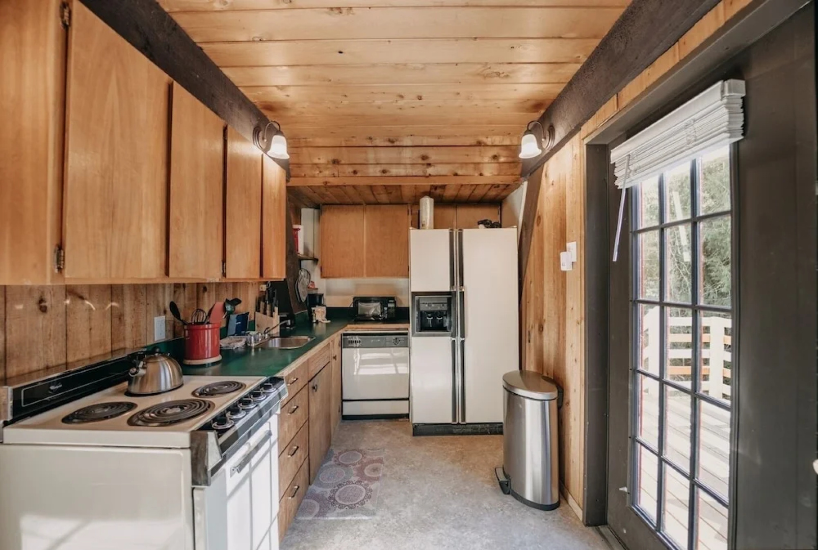 05mbh - Economical - Wifi - Pets Ok - F/p - D/w - Sleeps 2 1 Bedroom Apts by RedAwning