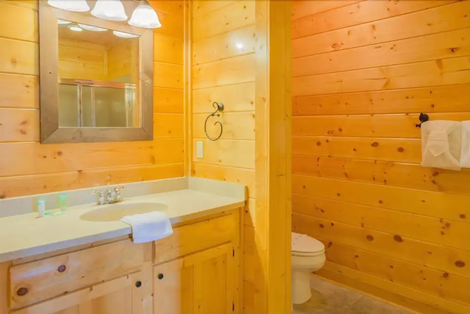 Misty Blue 1 Bedroom Home with Hot Tub