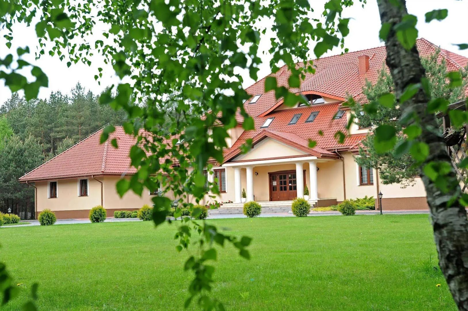 Hotel Dworek Tryumf Dąbrowscy Spółka Jawna