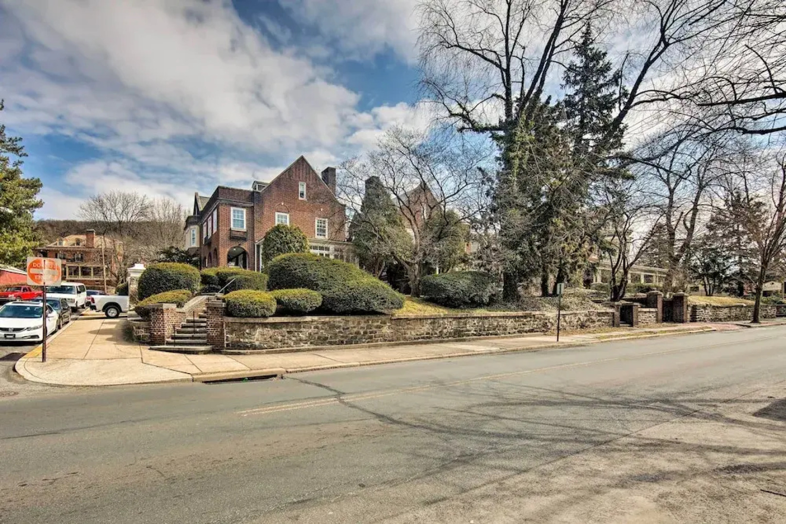 Walk to Shops, Dining & City Park: Reading Apt