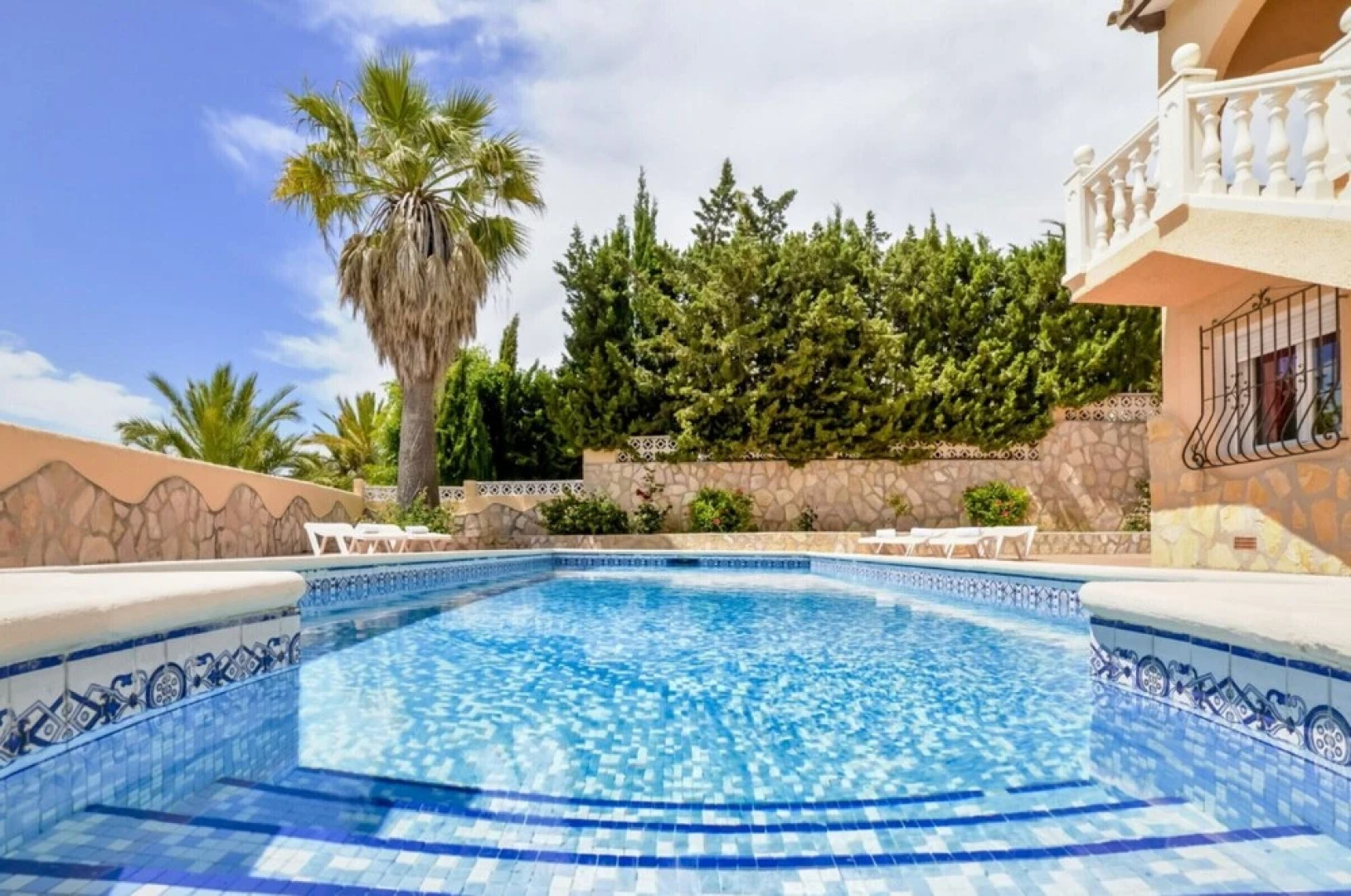 Villa - 6 Bedrooms with Pool - 105026