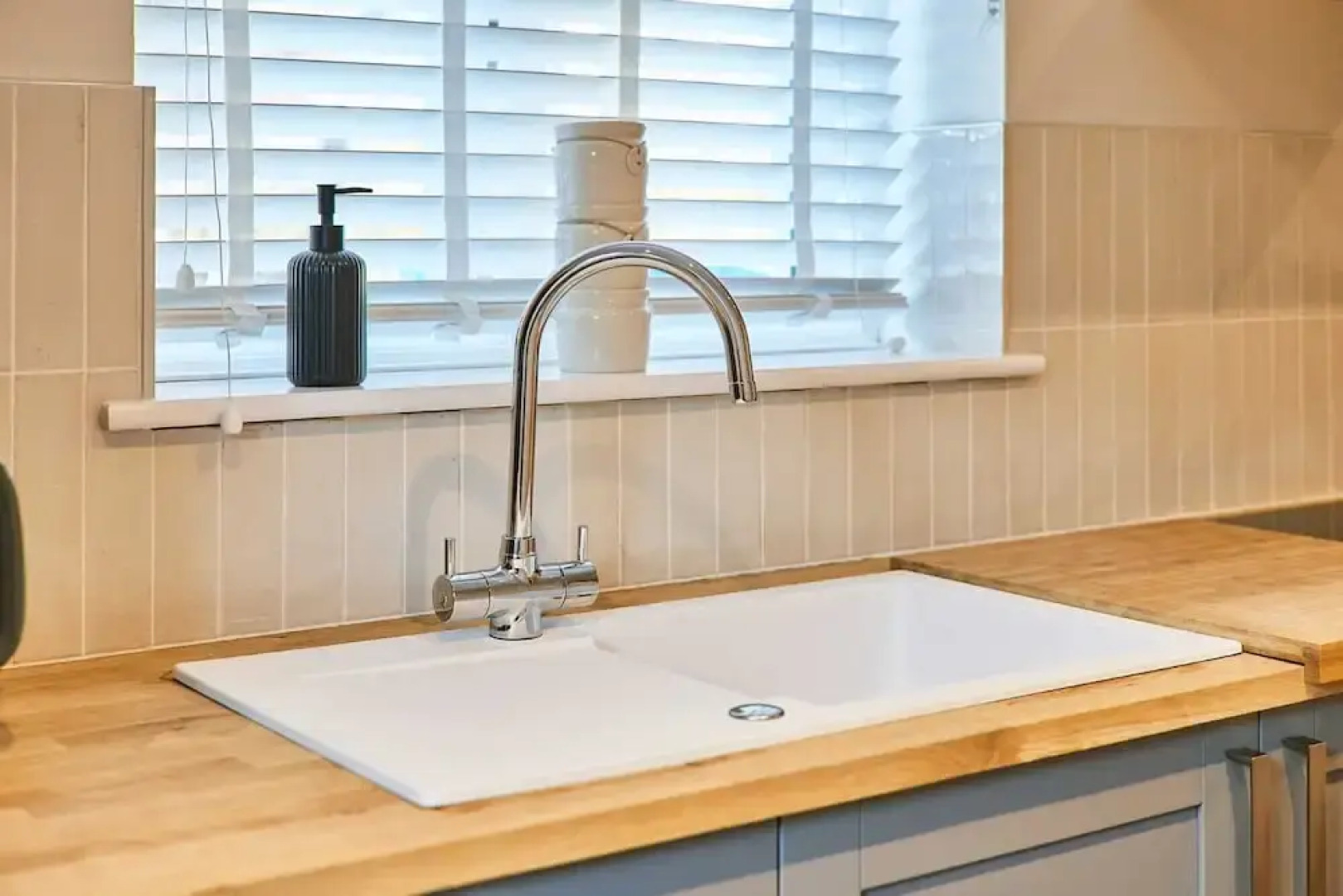 Host Stay Raven s Nest Suite