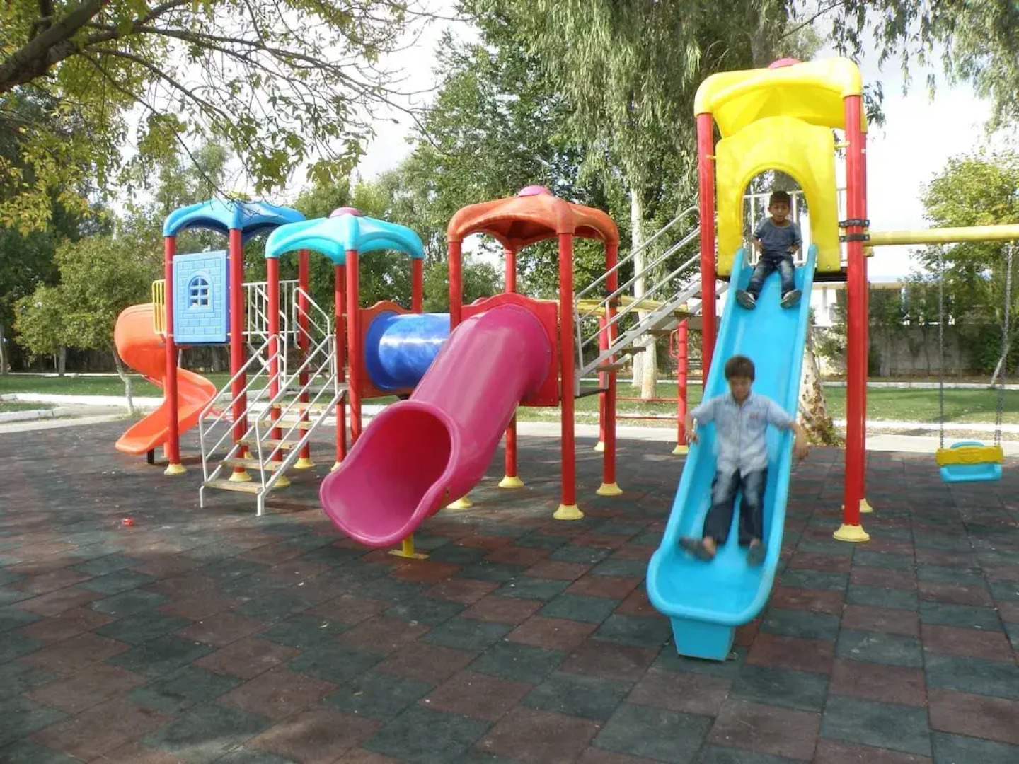 Karaali Kpalicalari Ve Otel Tesisleri