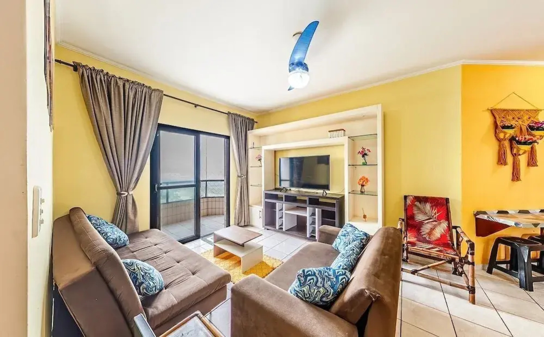 Apto em Mongaguá Prédio frente mar