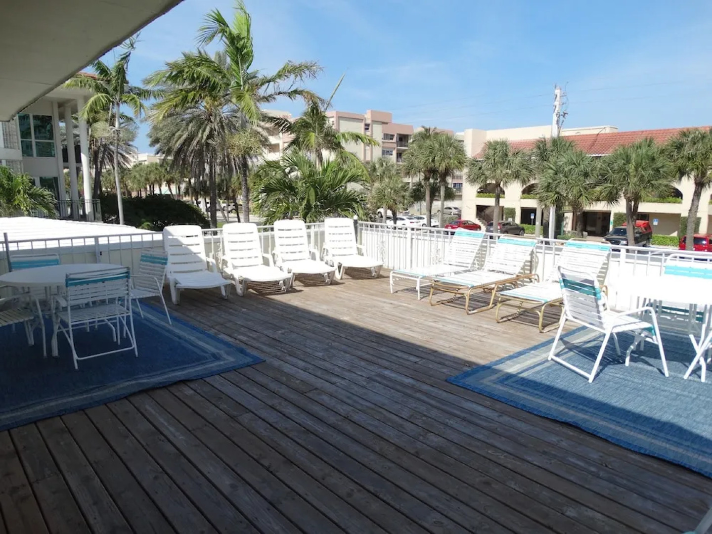 Sunny Shores Inn & Suites