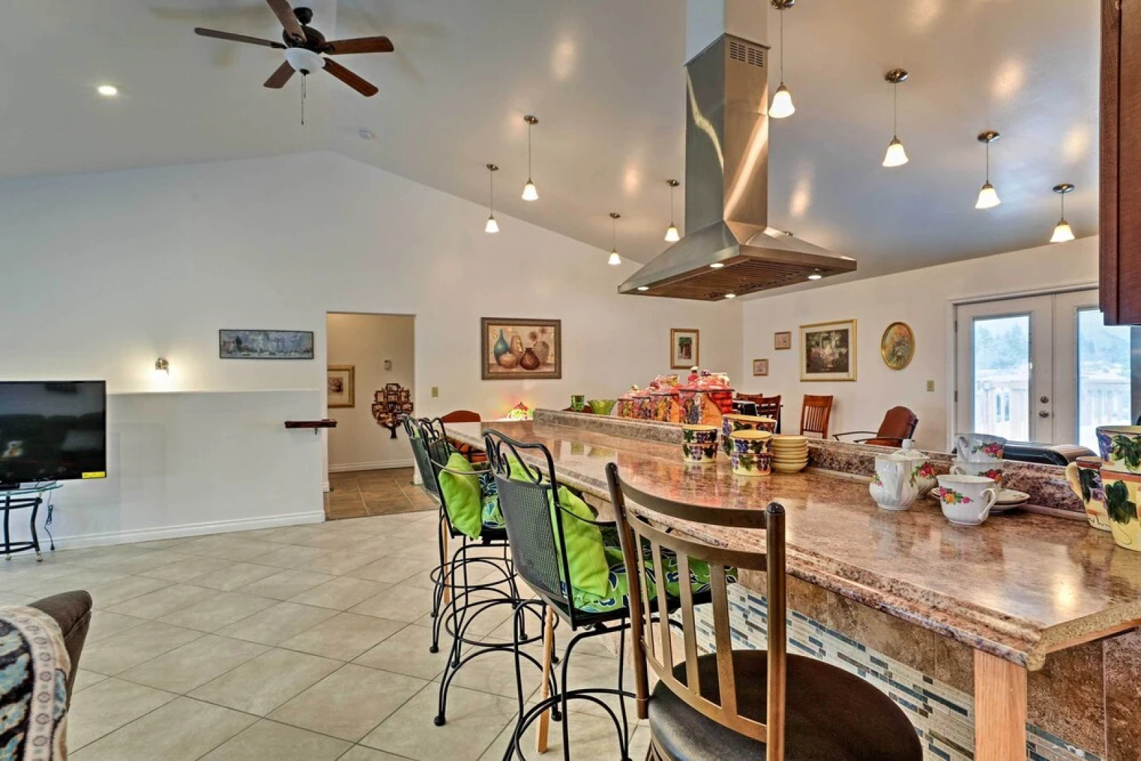 Expansive Getaway ~ 2 Miles to Mendenhall Glacier!