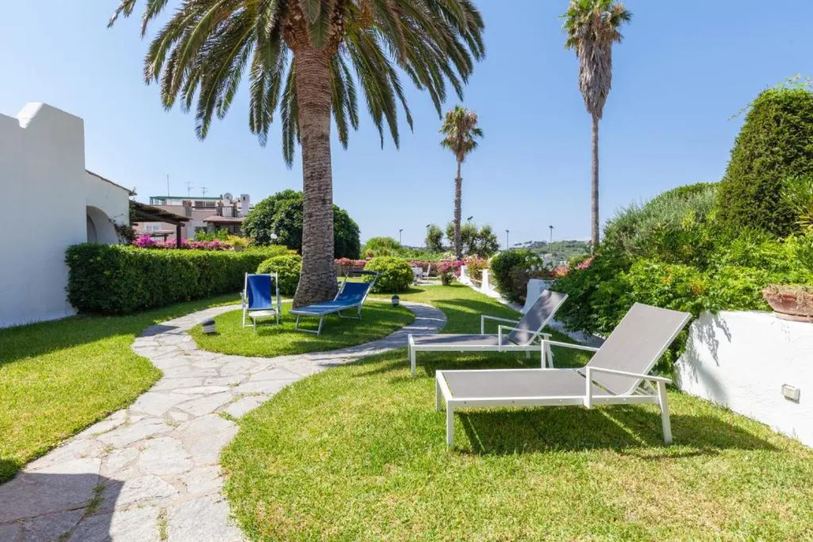 Villetta con Piscina condivisa e Giardino esclusivo di 1000 mq