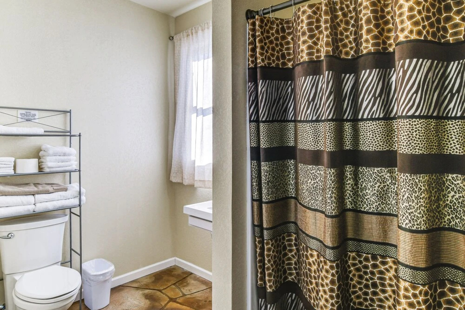 2 Mi to Main St: Newton Guest House