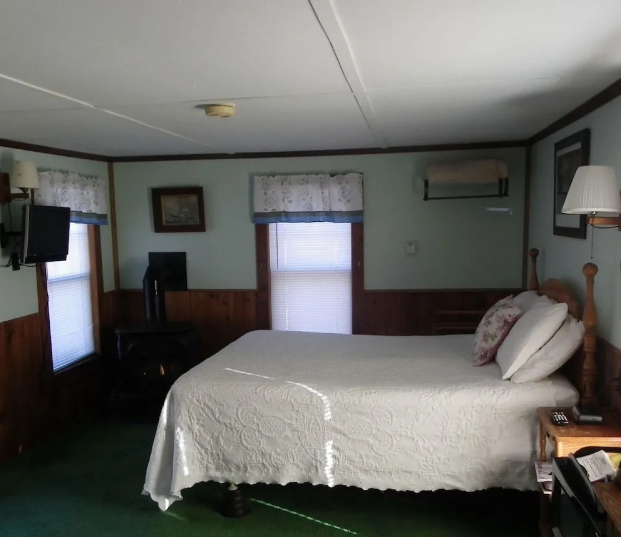 Old Red Inn & Cottages