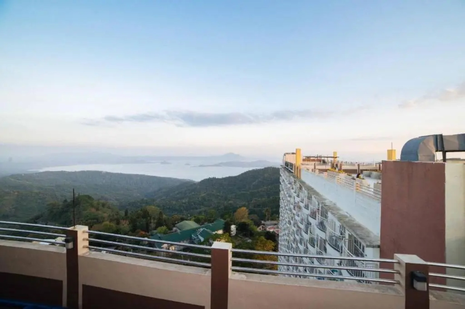 Cityland Taal Lake Staycation-Family Suite & Studio