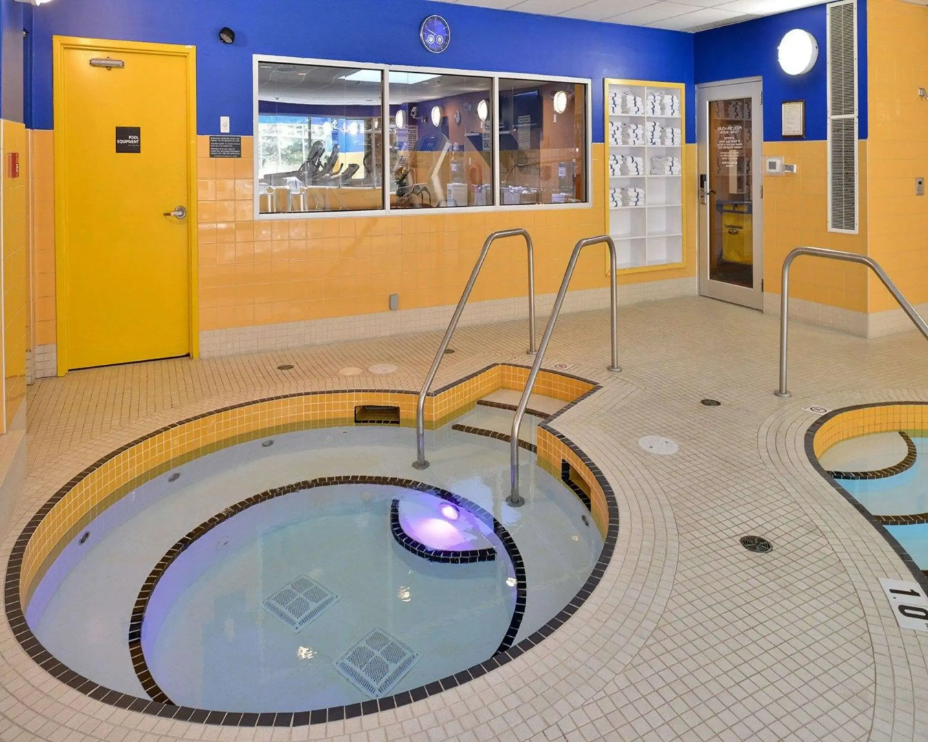 Econo Lodge Inn & Suites University