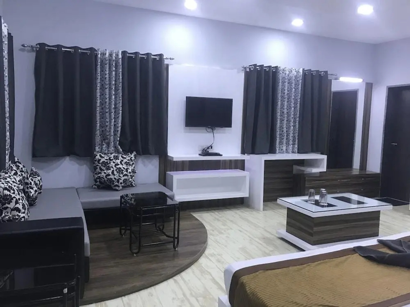 OYO 1535 Hotel Bee Town