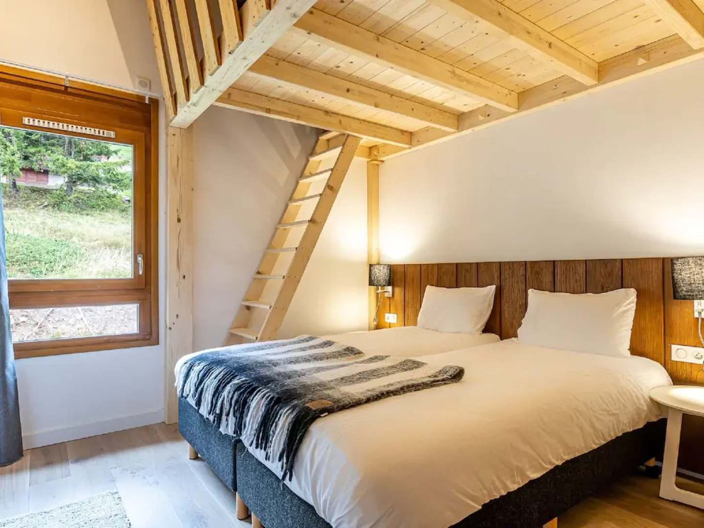 Penthouse with spacious balcony, ski lift 1.5 km away.