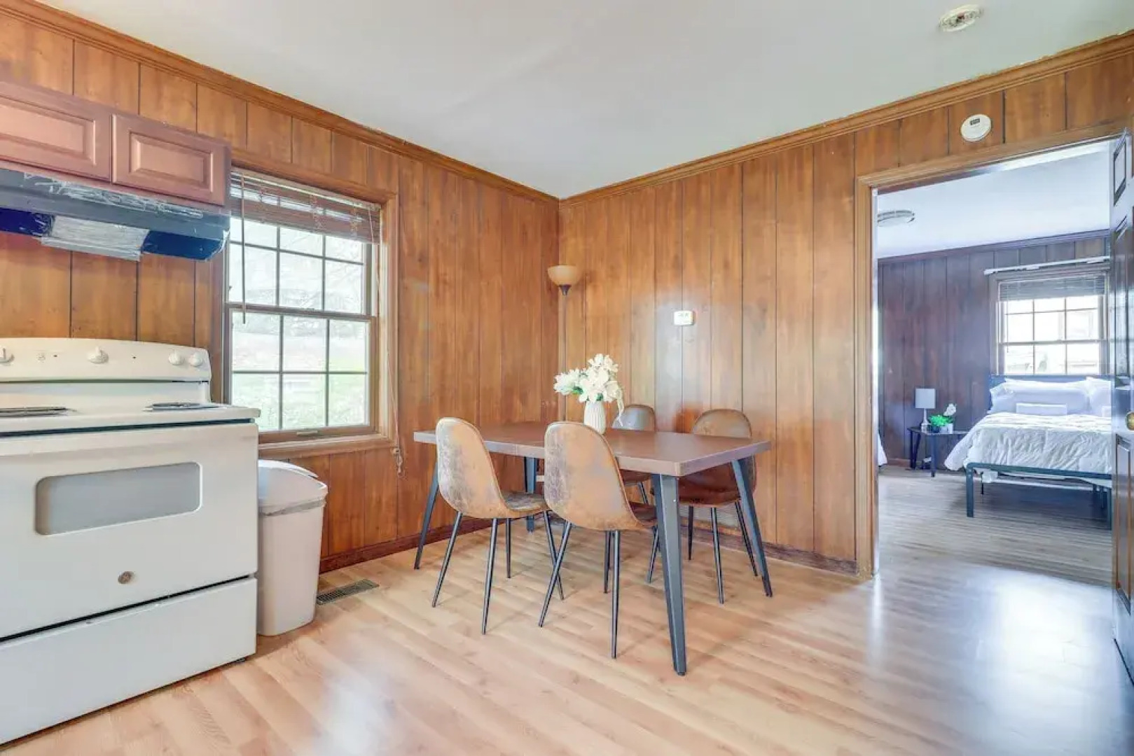 7 Mi to Downtown Toledo: Cozy Apartment