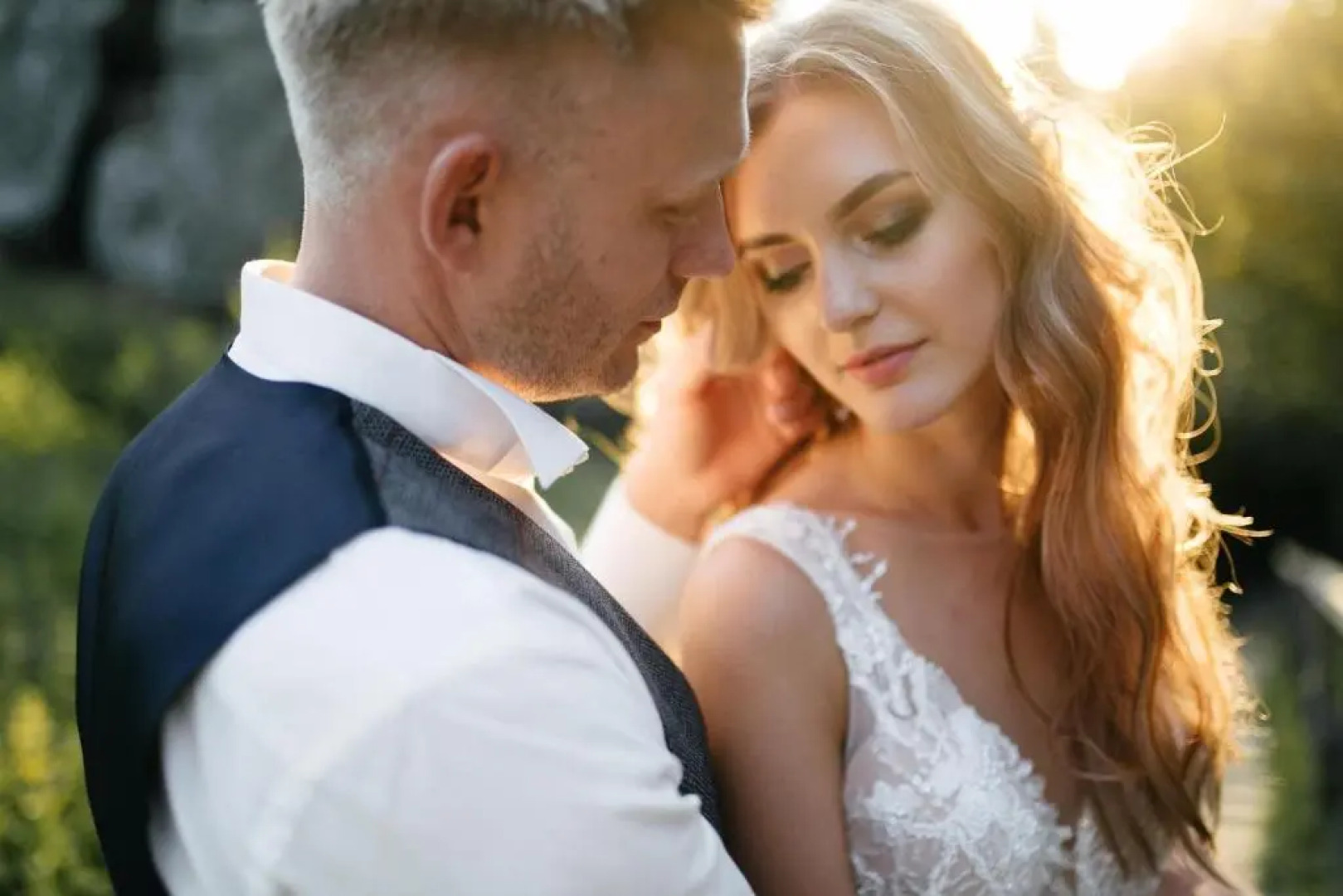 Spectacular Lake View, Luxe 3 Level Home, 1750 sqft, AC, Dogs, Walk to Village