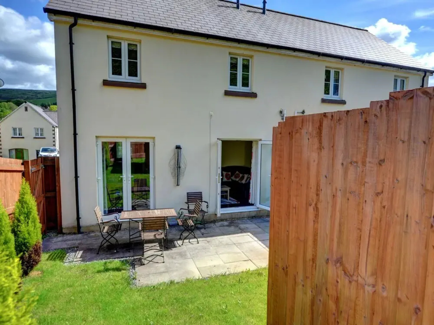 Tranquil holiday home in Swansea near Mountains