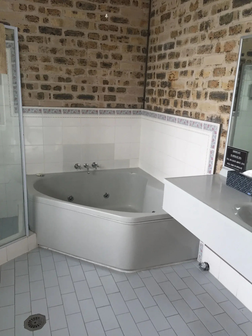 Airport Motel Sir Francis Drake