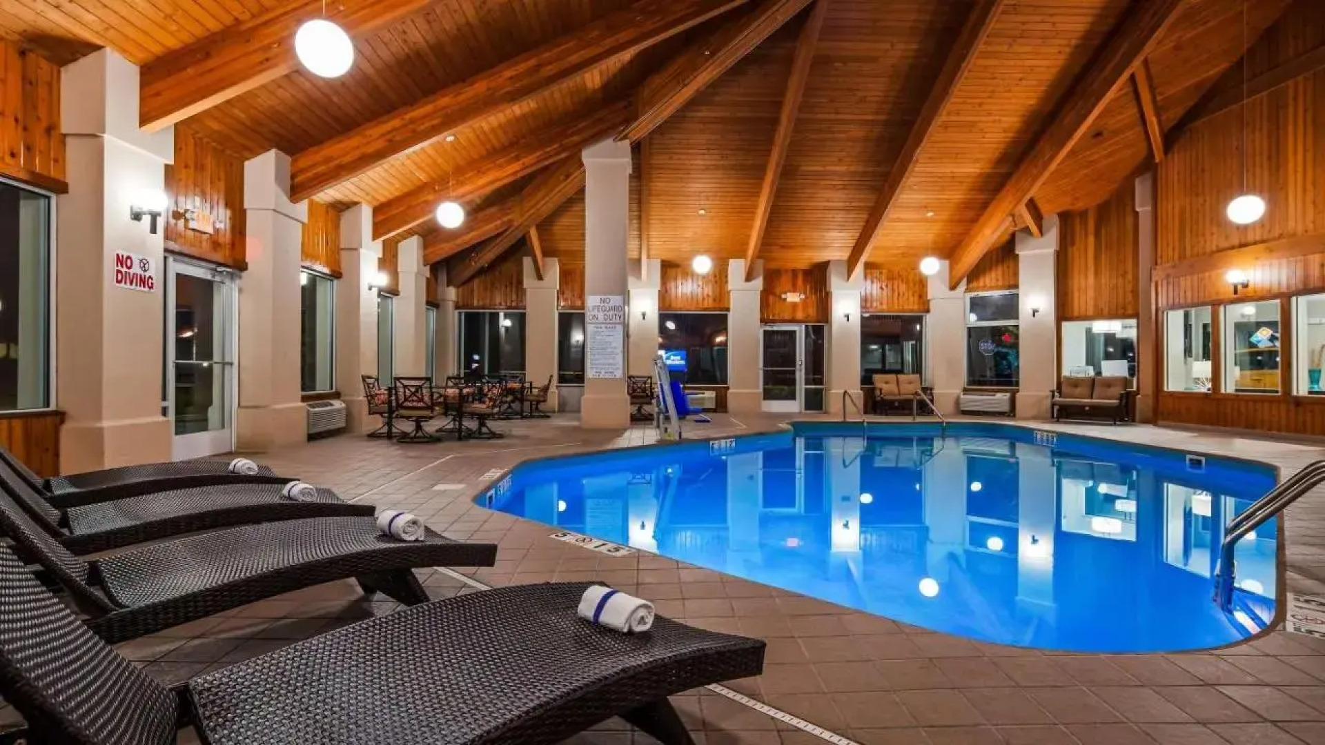 Magnuson Hotel and Suites Lansing