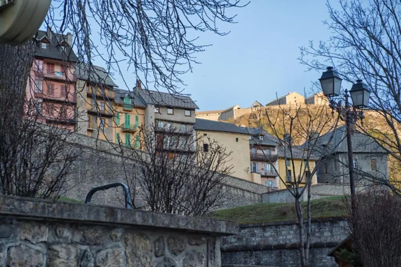 Près des forts
