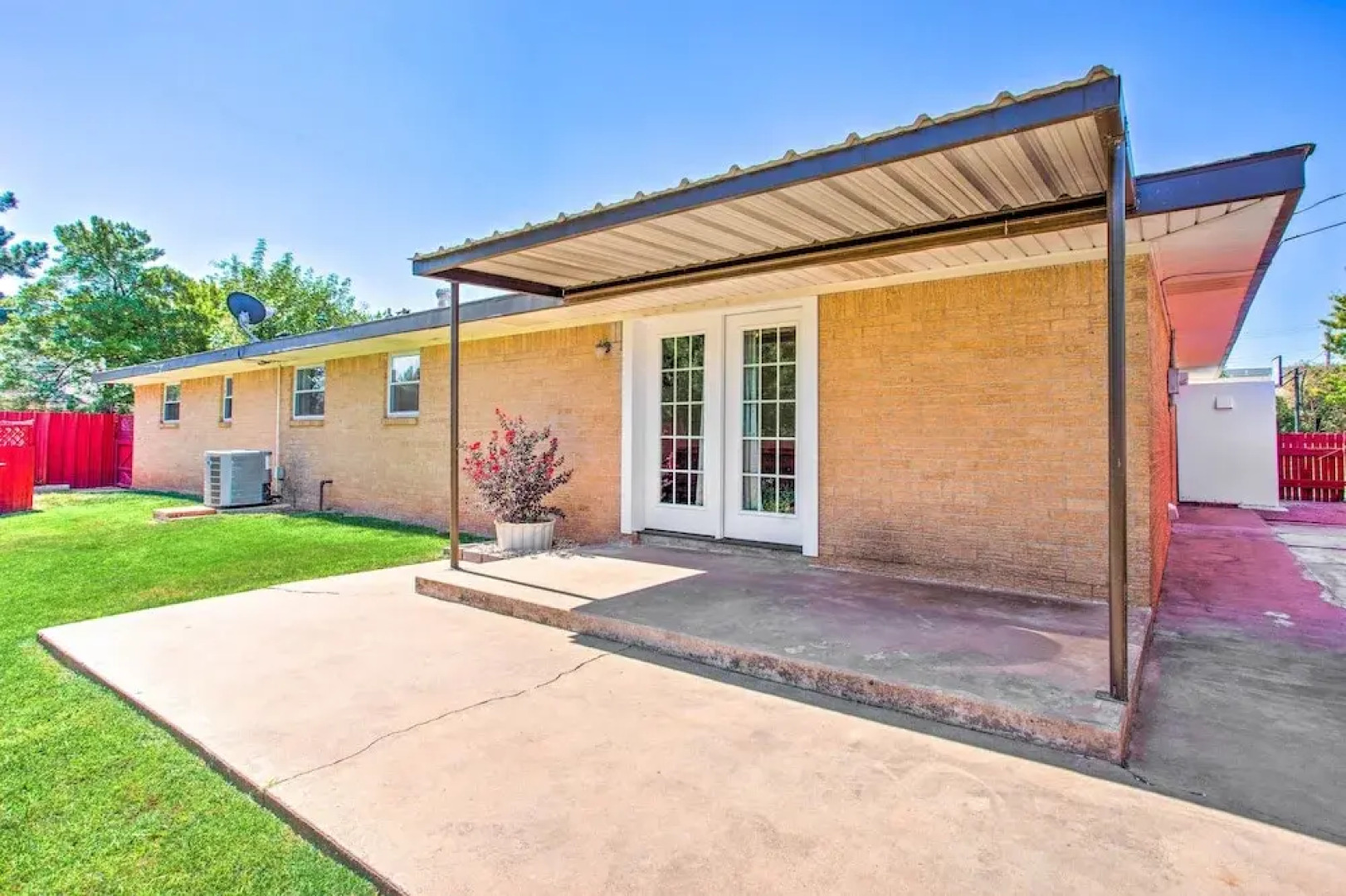 Woodward Home Near Crystal Beach Water Park!