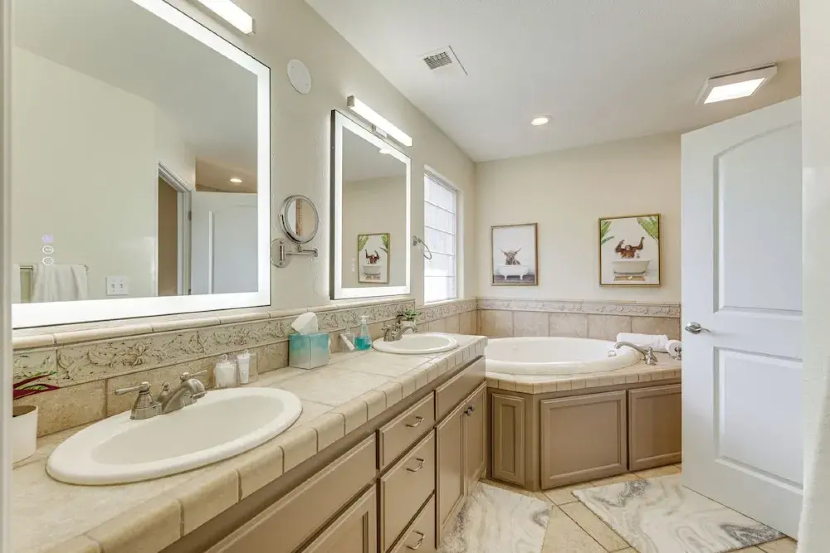 Walk Downtown: Remodeled Home in Murphys w/ Yard!