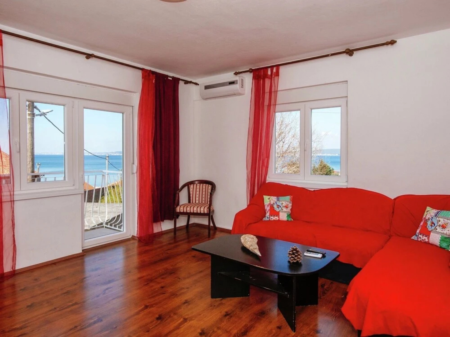 Spacious Apartment with Terrace in Banj