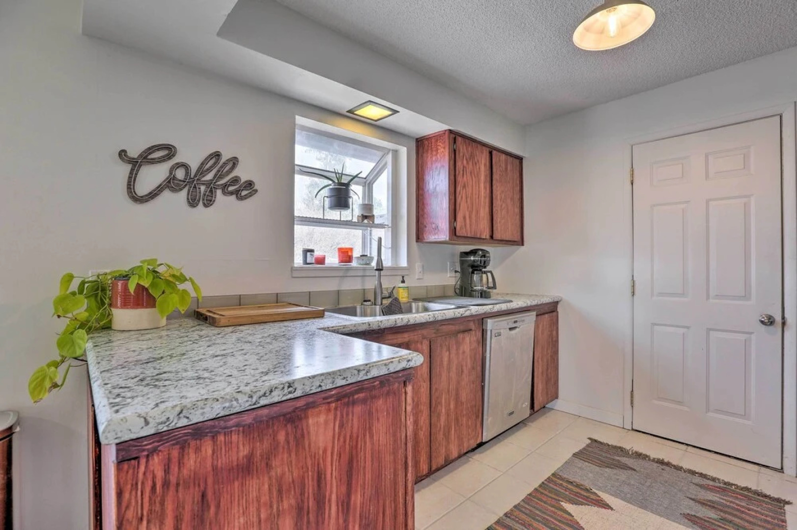 Relaxing Redmond Retreat: Golf, Hike & Ski!