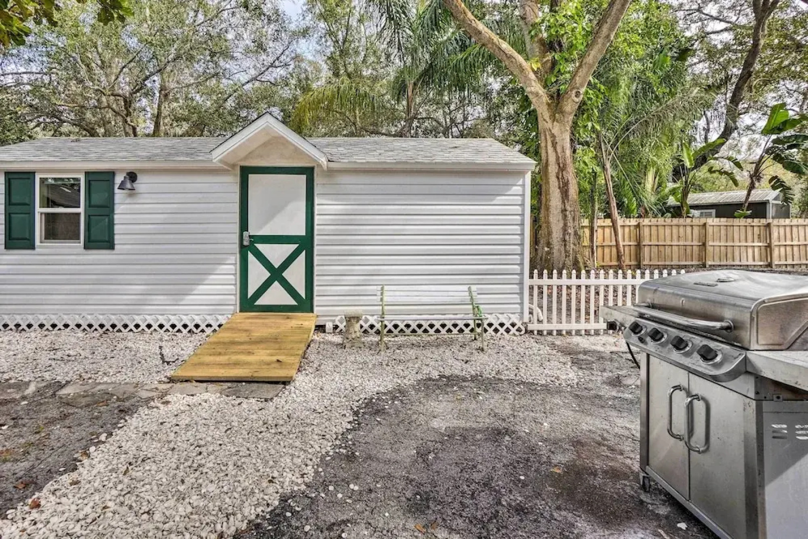 Tropical Palm Harbor Studio: Walk to Gulf!