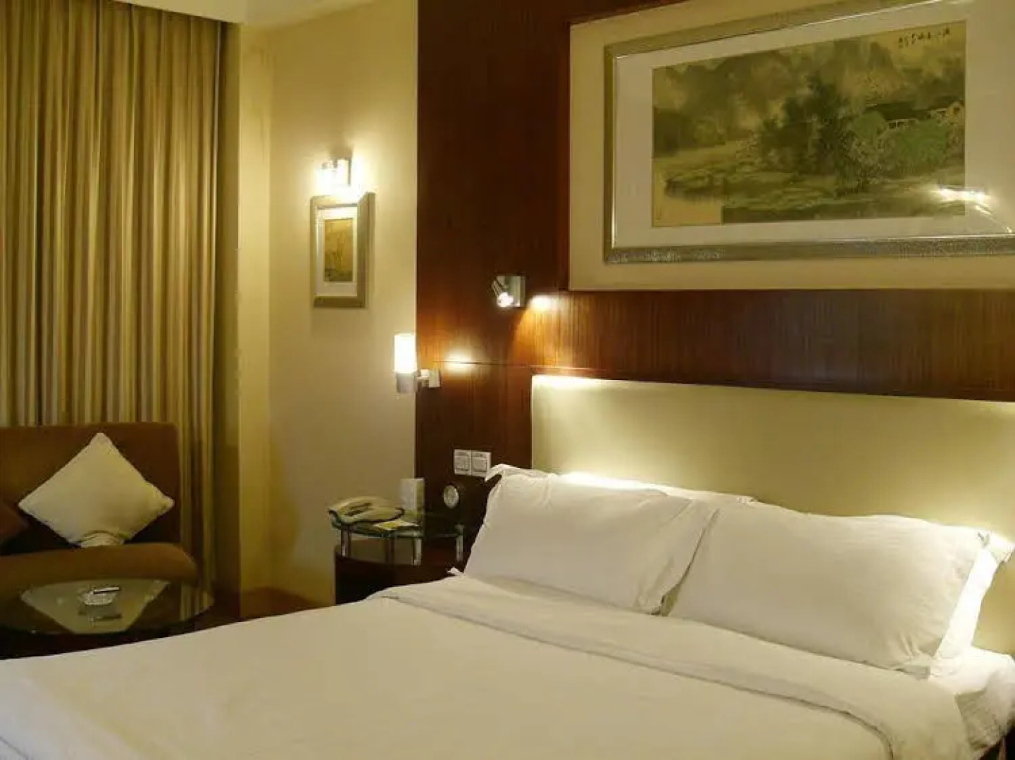 Red Crowned Crane Hotel