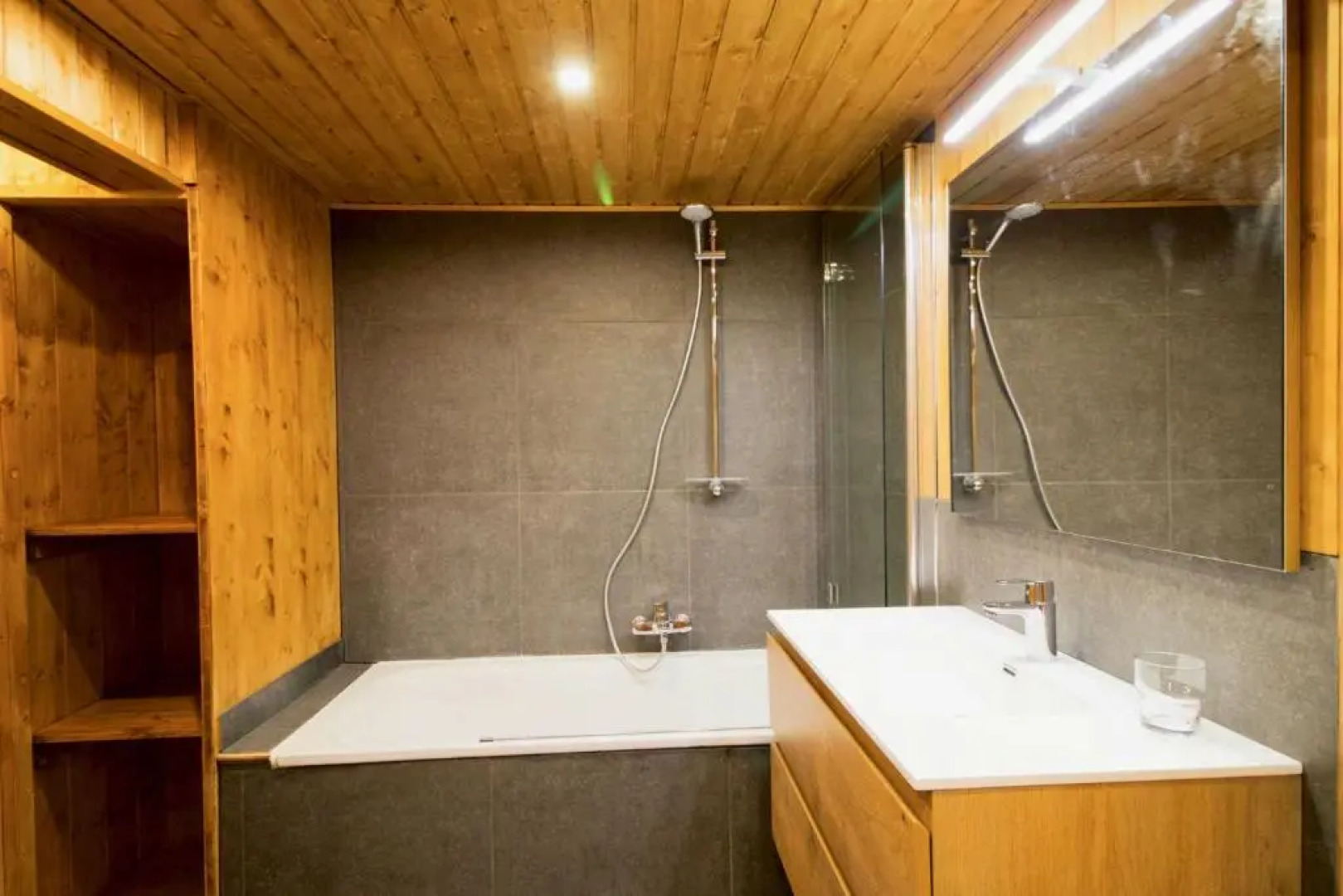 Magnifique Chalet Familial Pour 10 Personnes au Coeur de Nax