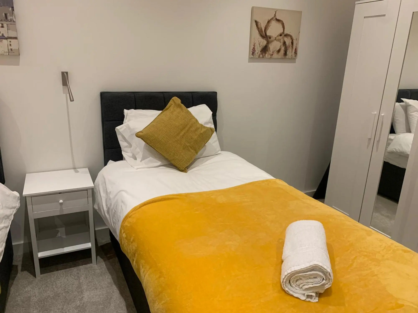 Spacious 1 Bed Luxury St Albans Apartment - Free WiFi & Movies also Free Parking.
