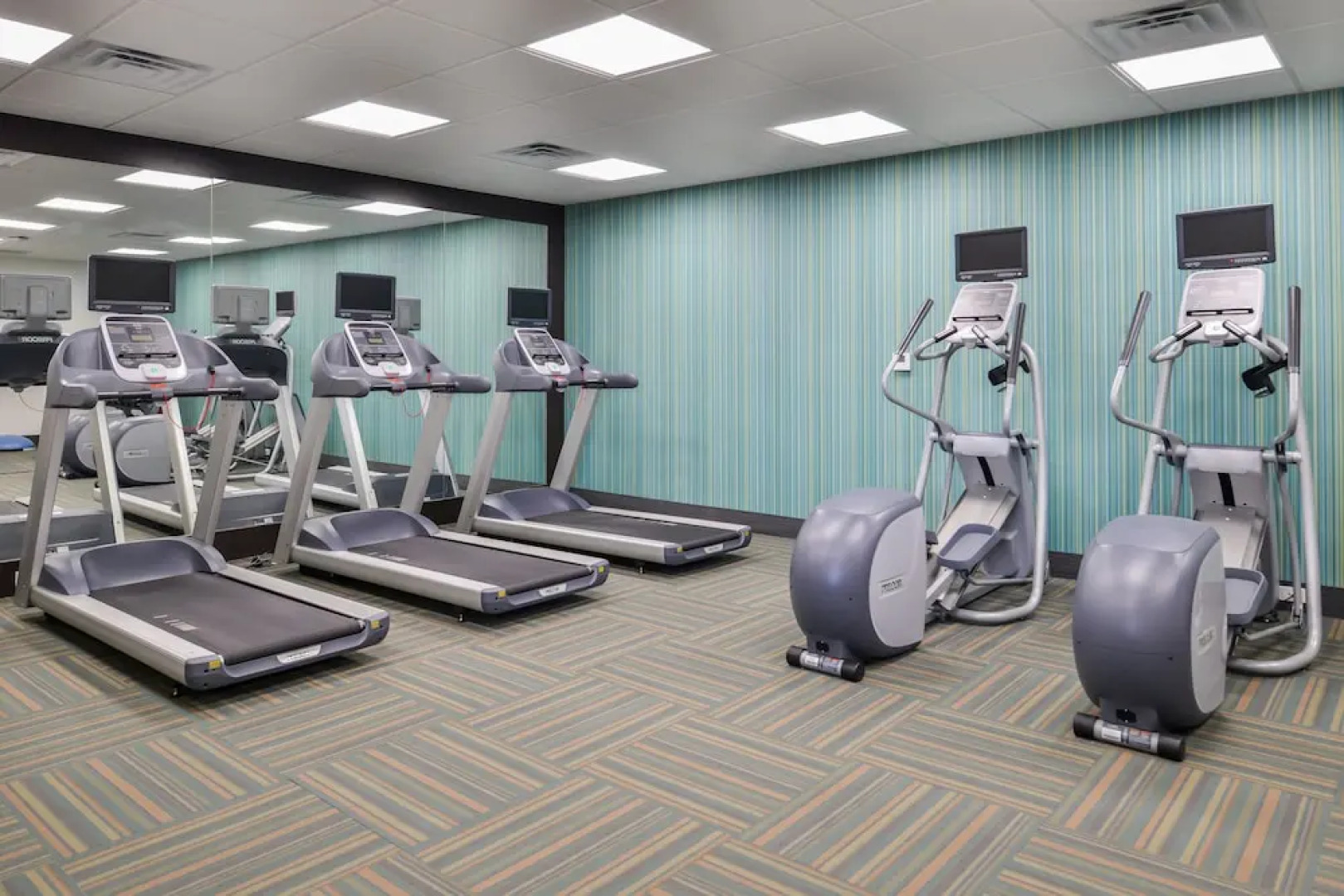 Holiday Inn Express & Suites Kansas City - Lee's Summit, an IHG Hotel