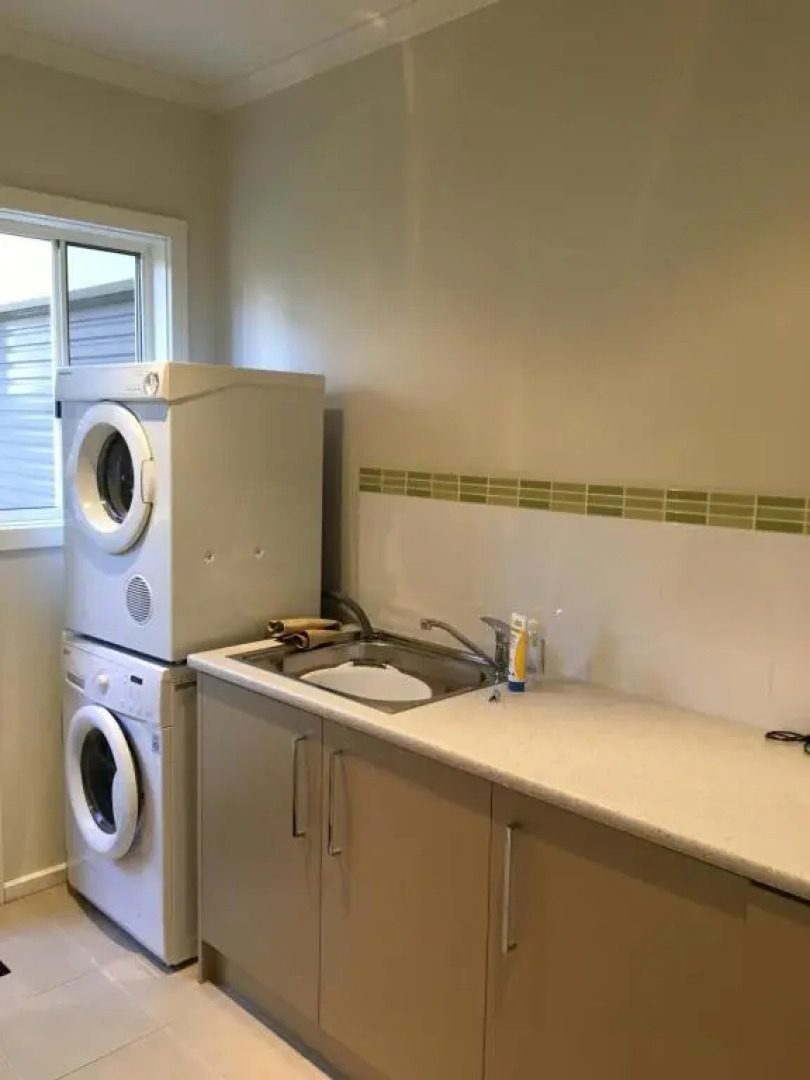 Grand Escape McKenzie - solar heated Pool, WiFi, Netflix, 5 bdrm, 4bthrm