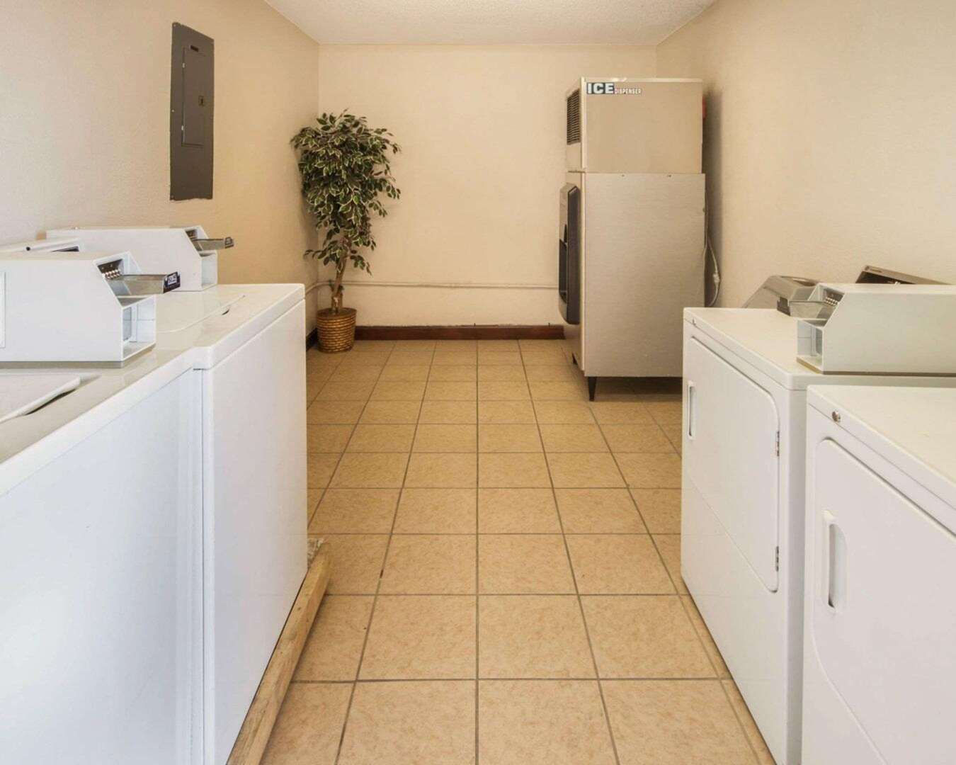 Econo Lodge Inn & Suites El Paso West