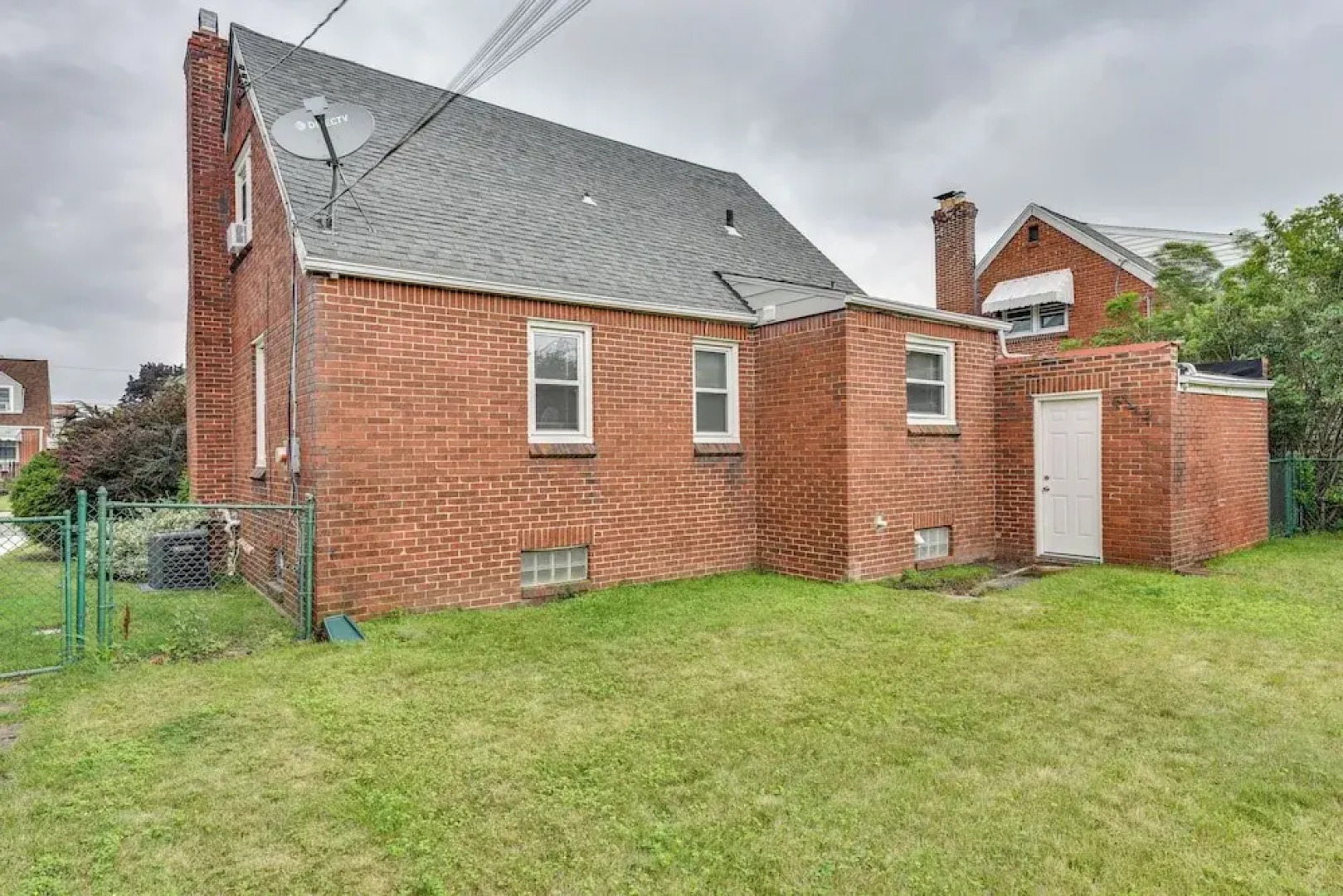 Quiet Cheektowaga Retreat: 23 Mi to Niagara Falls!