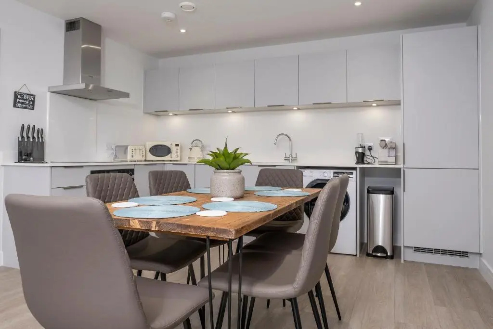 12 Putsborough - luxury flat, 4 minutes to Woolacombe beach with shared indoor pool.