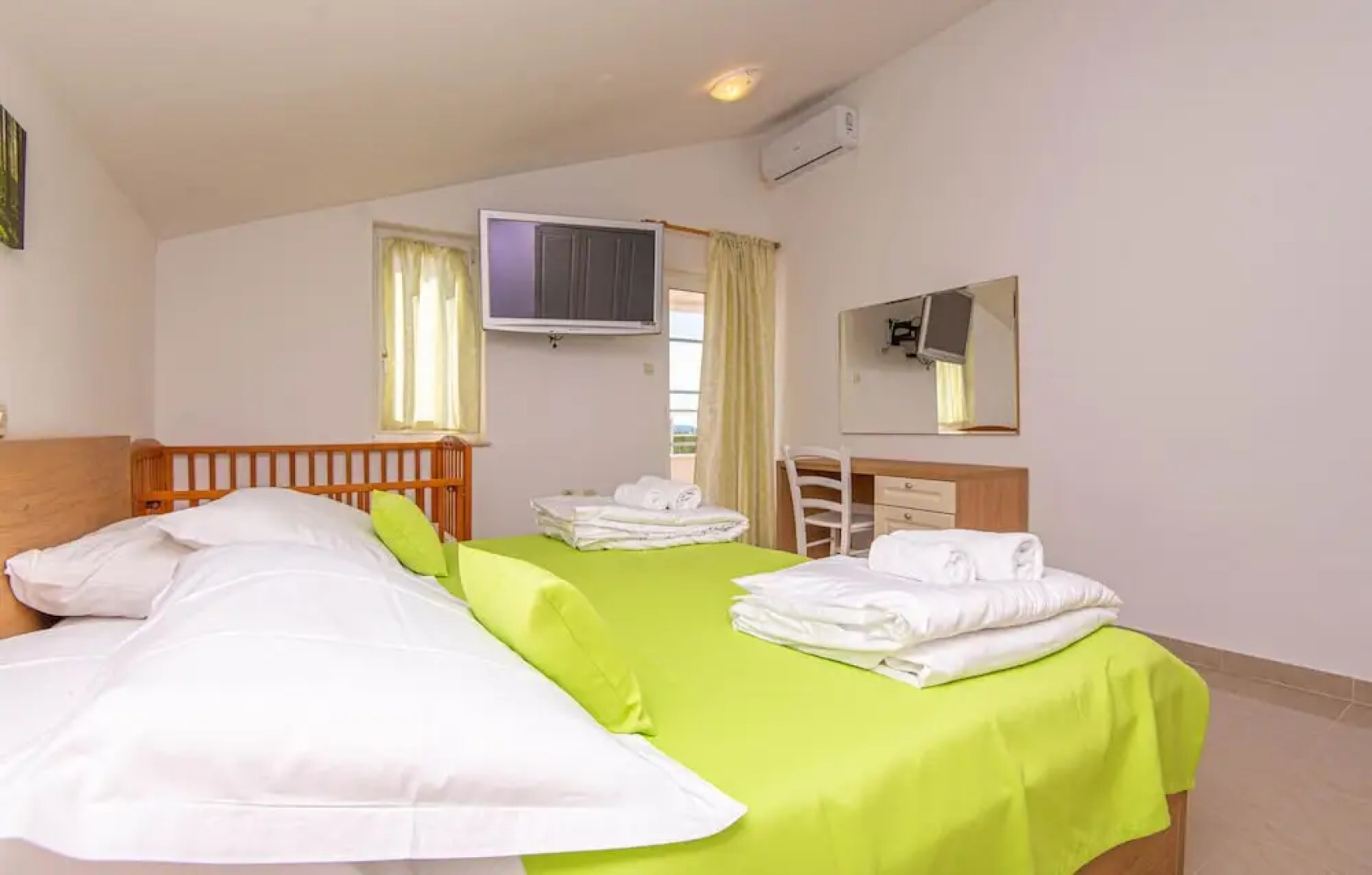 Stunning Home in Brodarica With Jacuzzi, Wifi and 4 Bedrooms