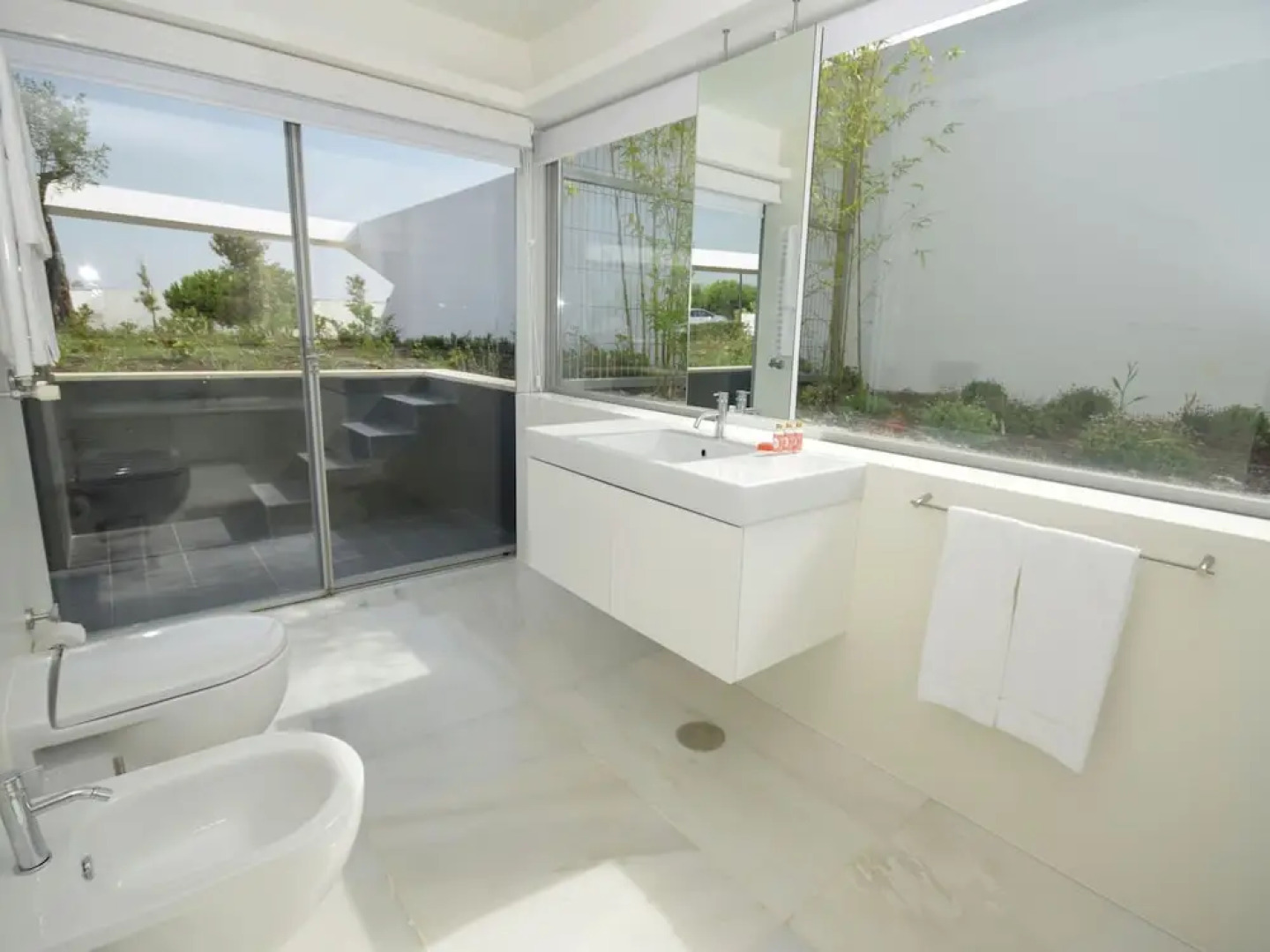 Morden Archictectural Villa In Lisbon