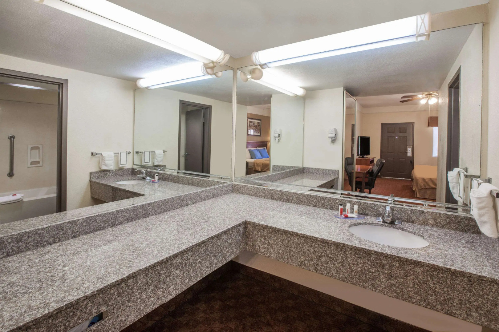 Days Inn & Suites by Wyndham Webster NASA-ClearLake-Houston