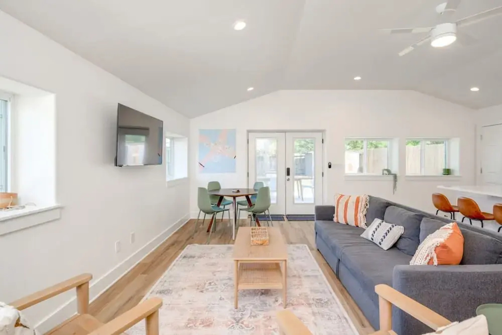 Modern 3 2 two Kings hot tub Fire pit 16min to Wine Trail Nearby Pickleball Courts Pools