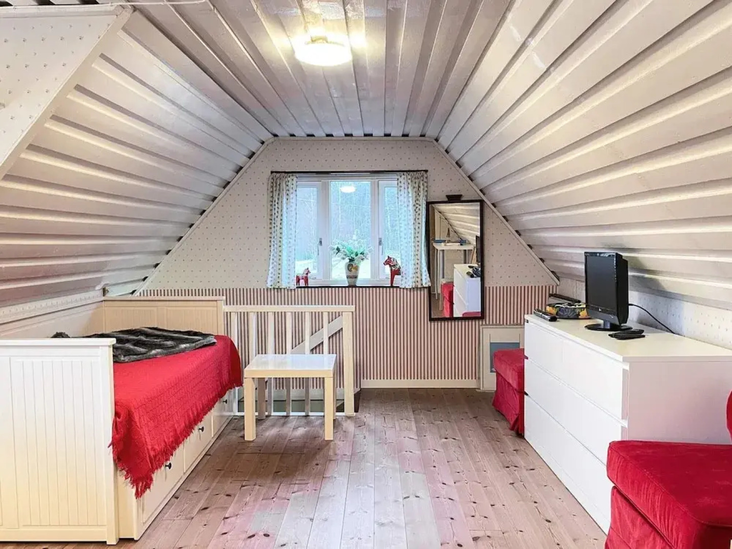 Serene Lakehouse With Rowing Boat