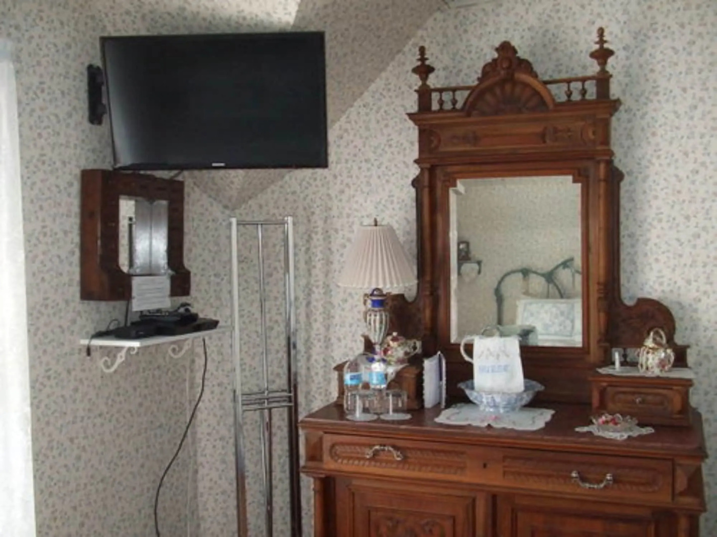 The Silk Pincushion - Easy access to downhill skiing