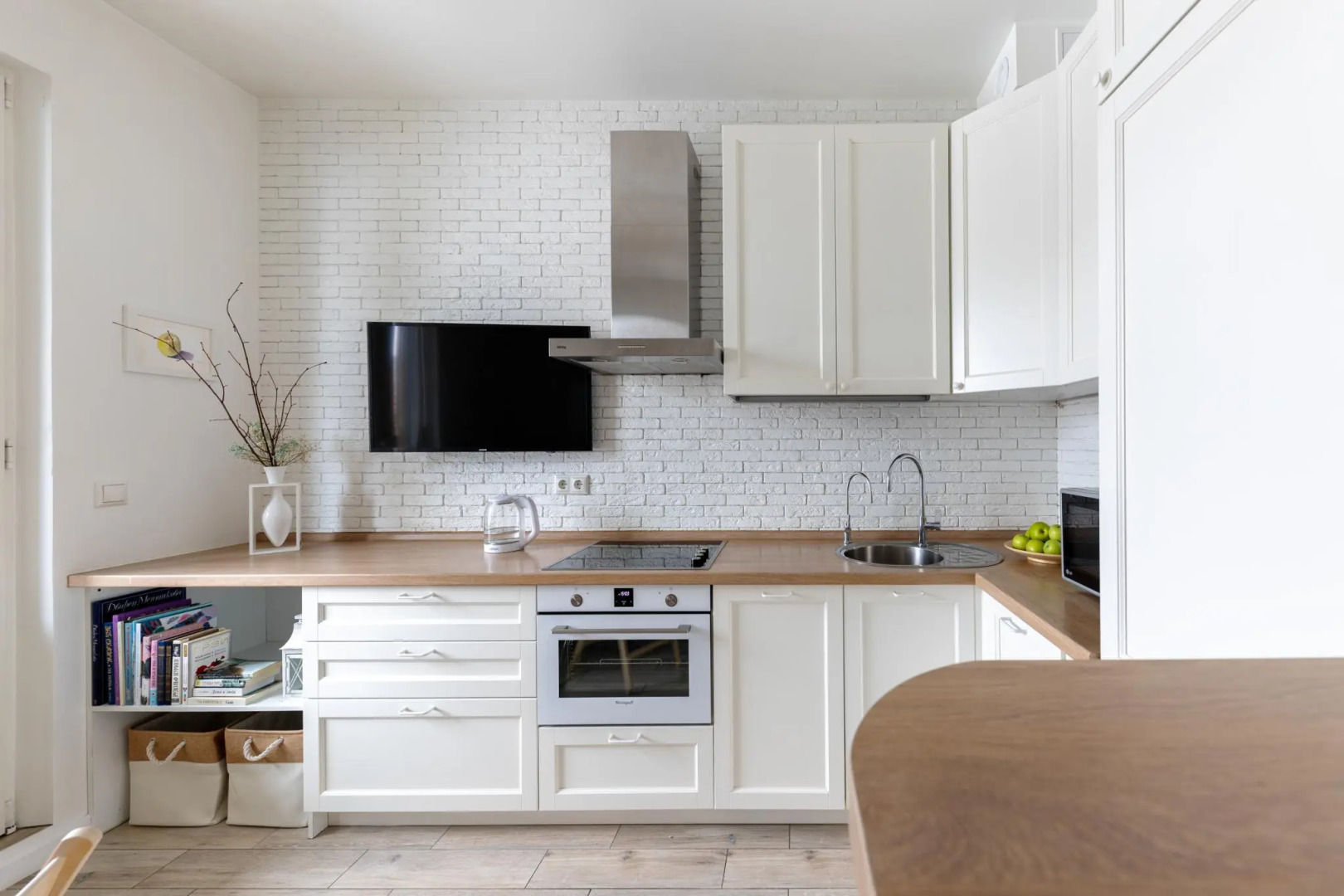 БелосНежность на набережной Обводного канала 108