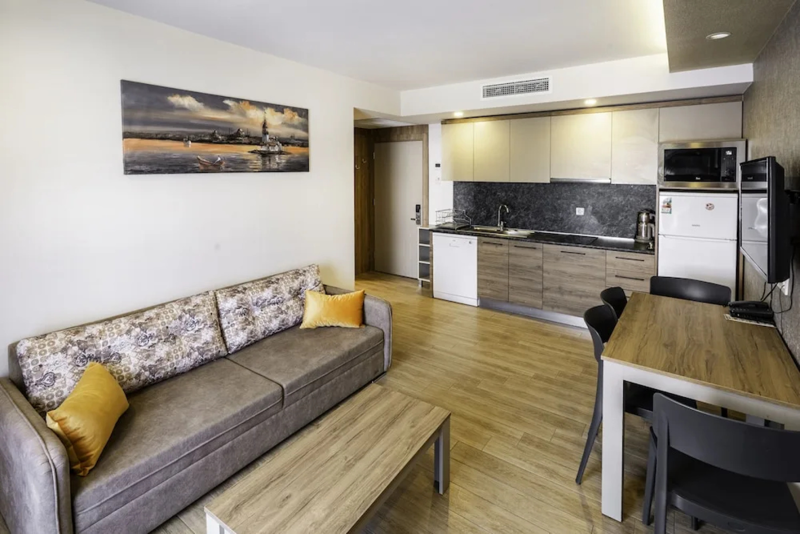 Golden World Suite Hotel