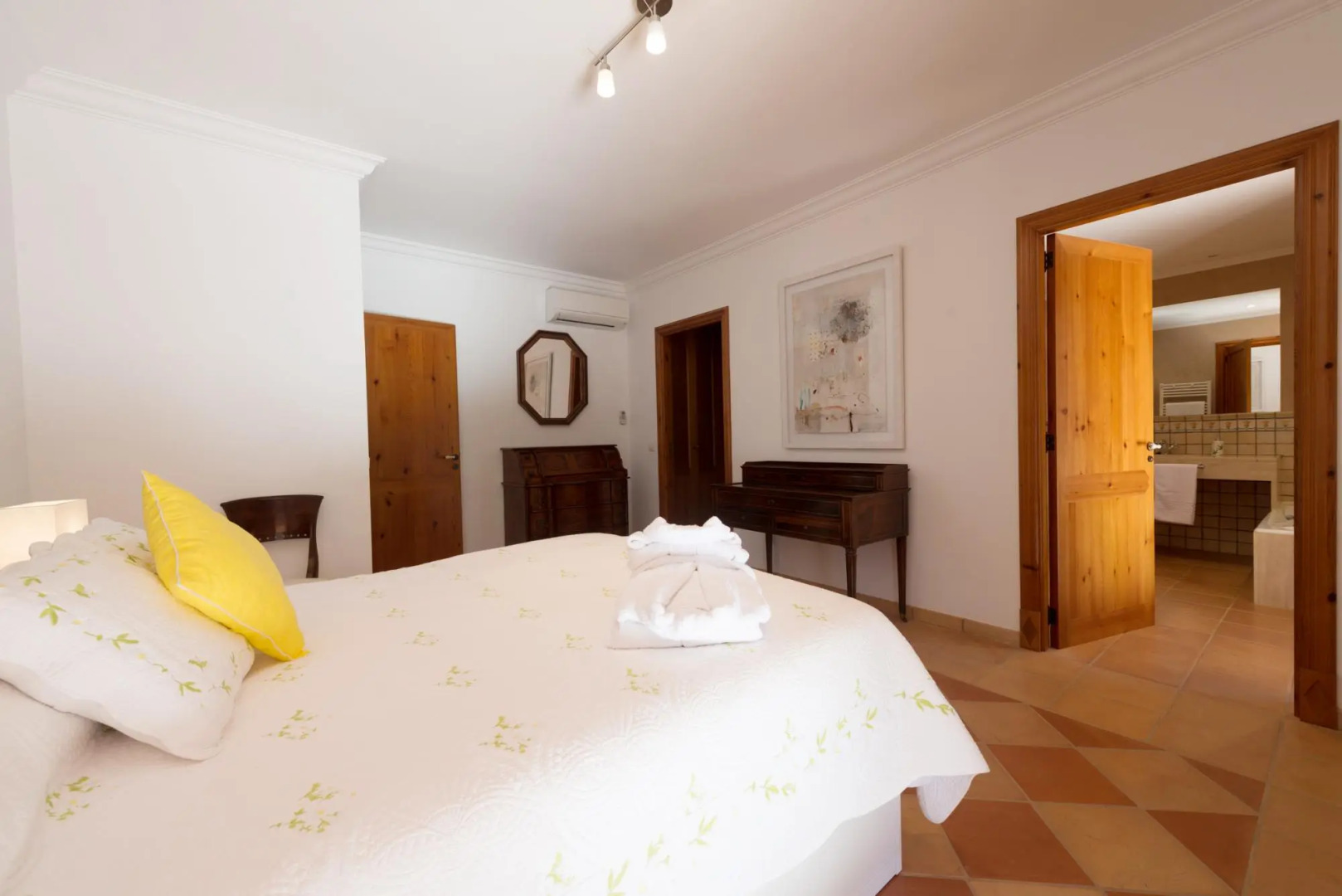 CIRCE - Stunning townhouse with an indoors heated pool in the mountains. Free WiFi