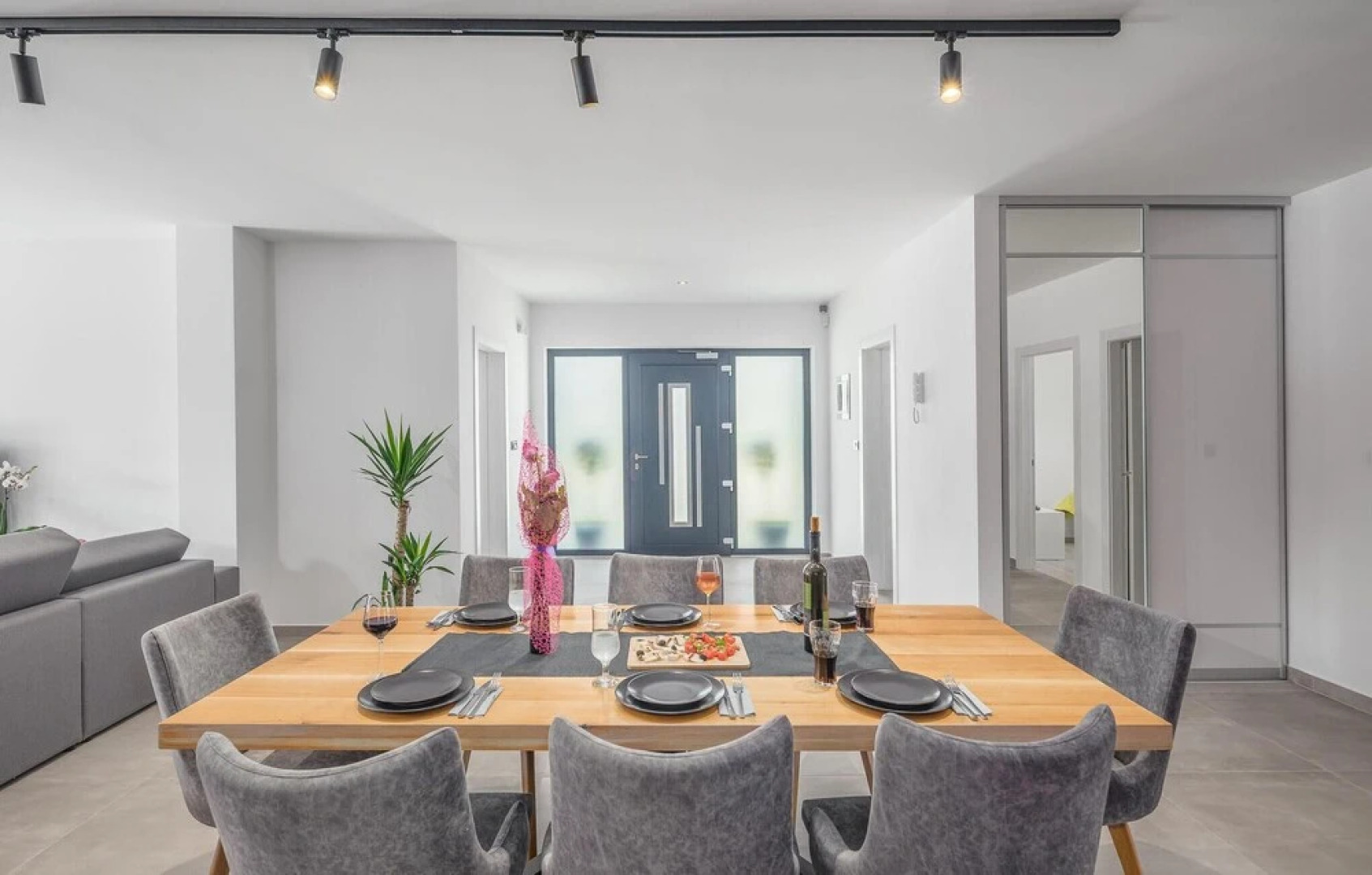 Beautiful Home in Rebici with Hot Tub, Sauna & 4 Bedrooms