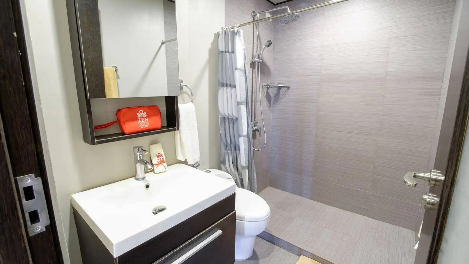 ZEN Rooms Poblacion Makati