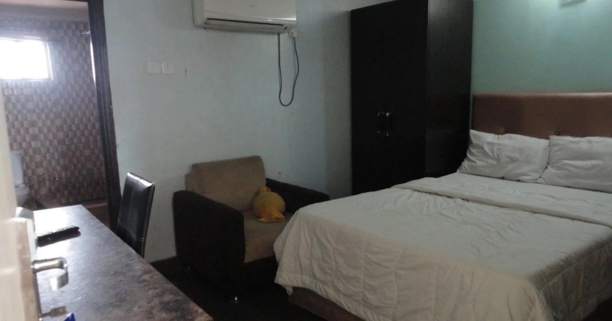 Moongate Hotel and Suites, Obantoko