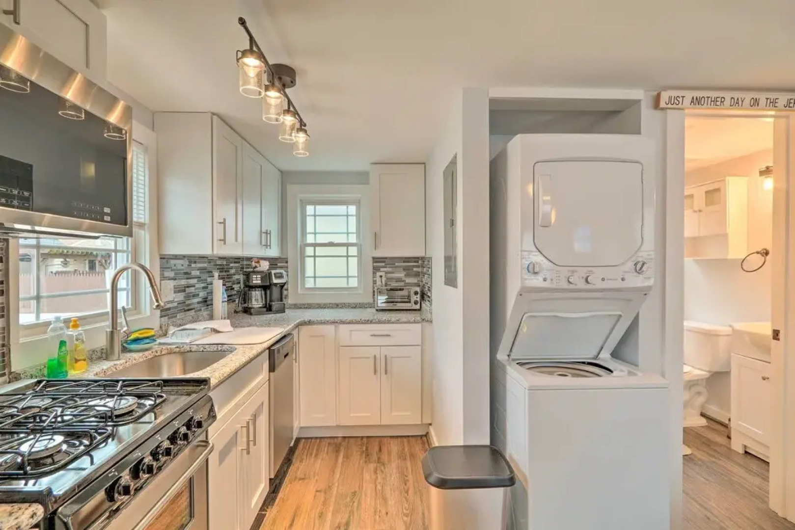 Modern Townhome: Walk to Beach, Bars & Eats!